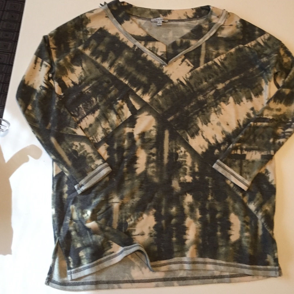 White birch Green tie dye v neck tee - Picture 2 of 6